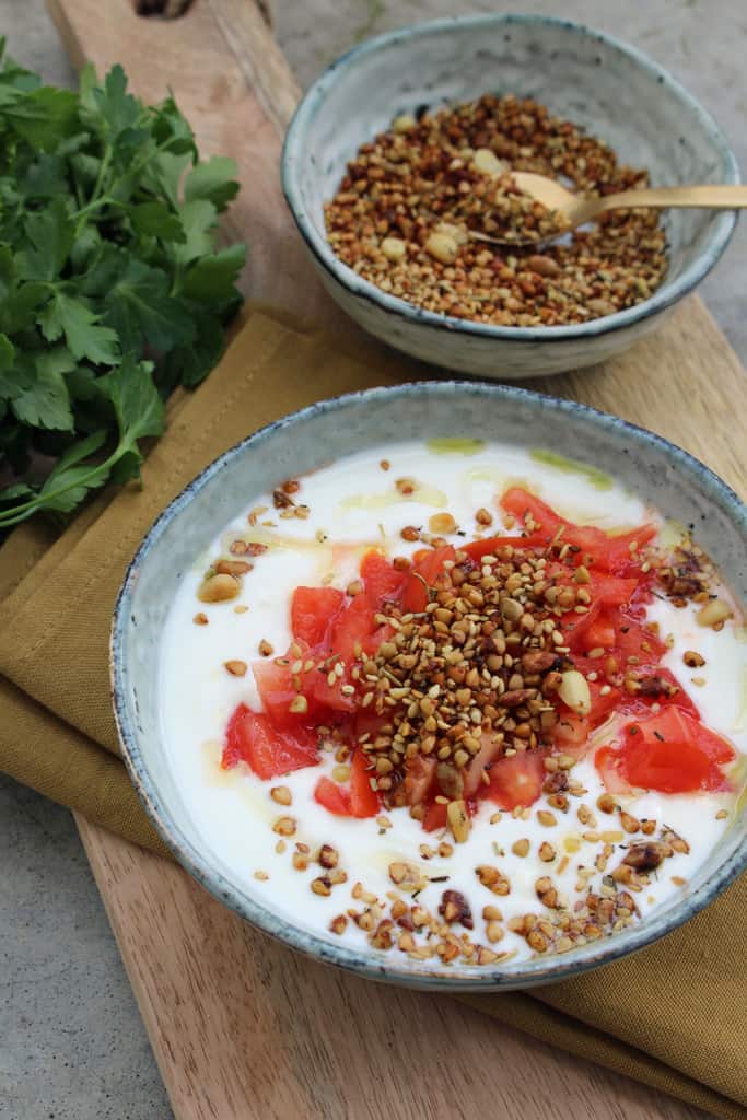 Rezept: Herzhafter Frühstücksjoghurt mit Granola