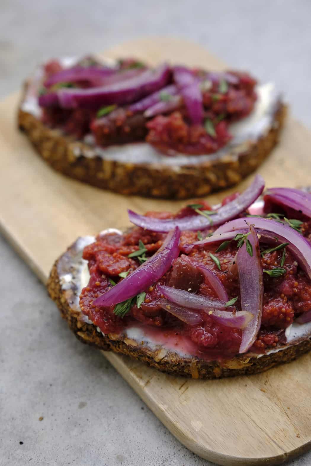 Brot-mit-Frischkaese-Roestzwiebeln-und-selbstgemachter