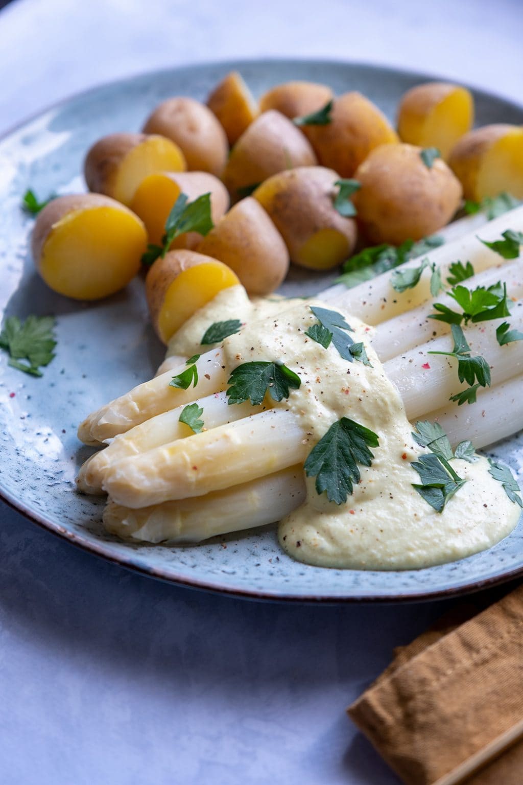 Weißer Spargel mit Kartoffeln und Cashew SauceHollandaise