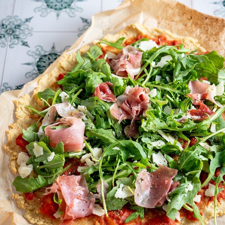 Pizza mit Rucola und Schinken