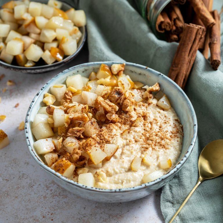 Cremiger Hirse Porridge mit Birne