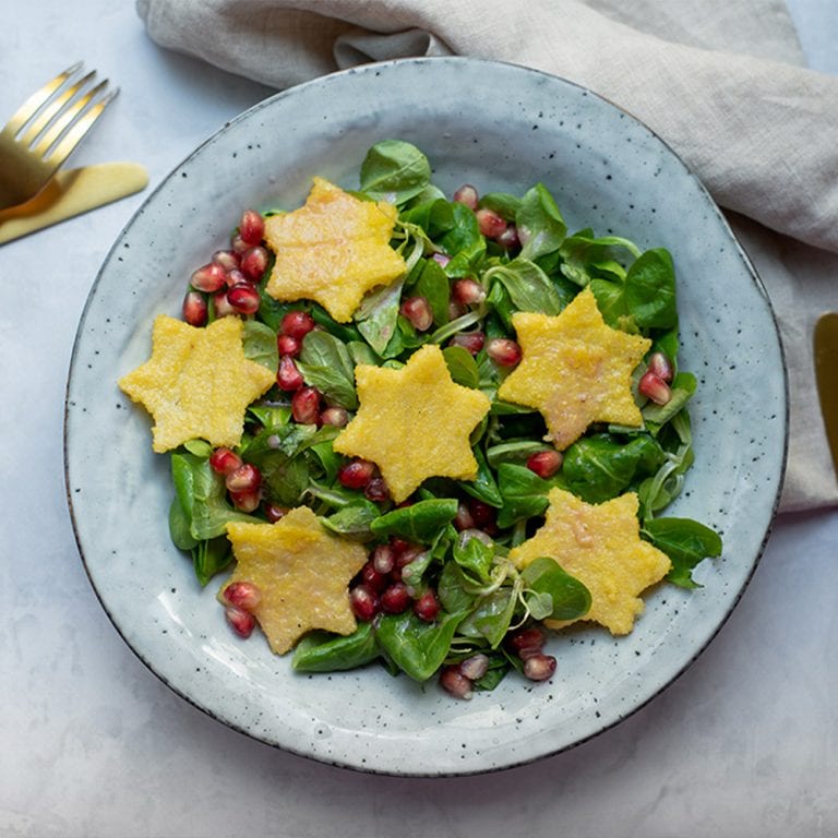 Feldsalat mit Polenta und Granatapfelkernen 1000x1000 px