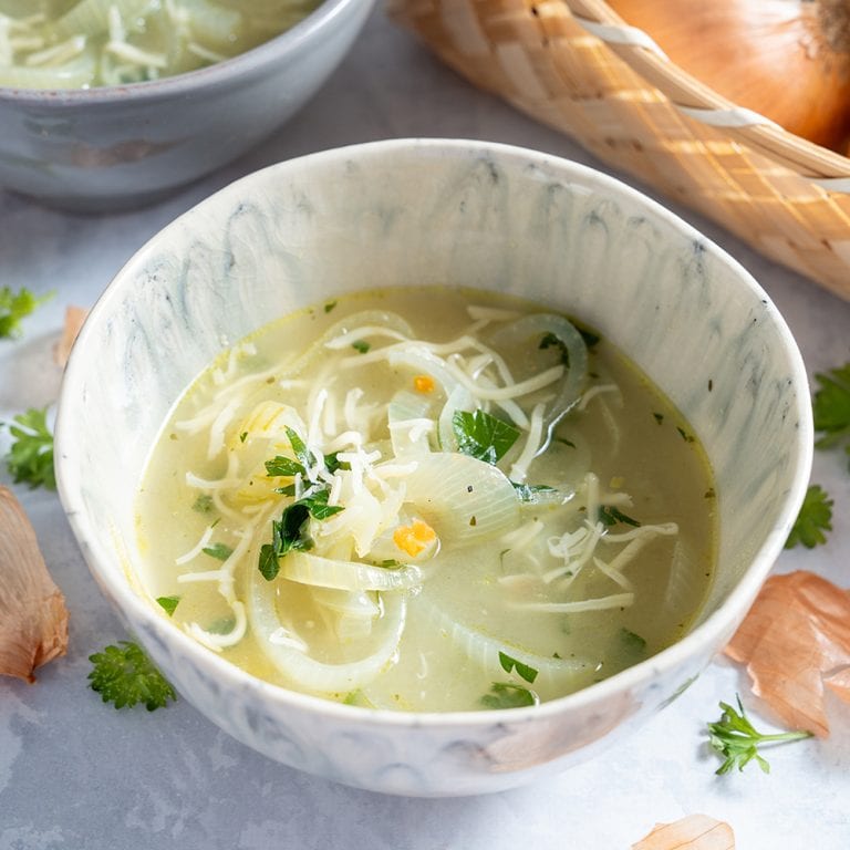 Franzoesische Zwiebelsuppe mit Weisswein 1000x1000 px