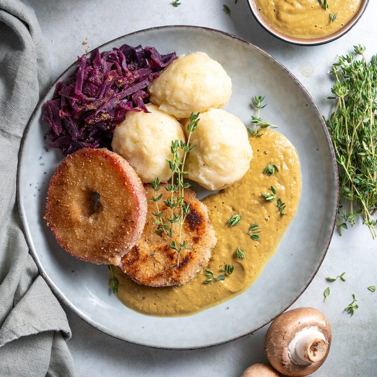 Gefuellte Knoedel mit Anis Rotkohl Apfelschnitzel und Sauce 1000x1000 px