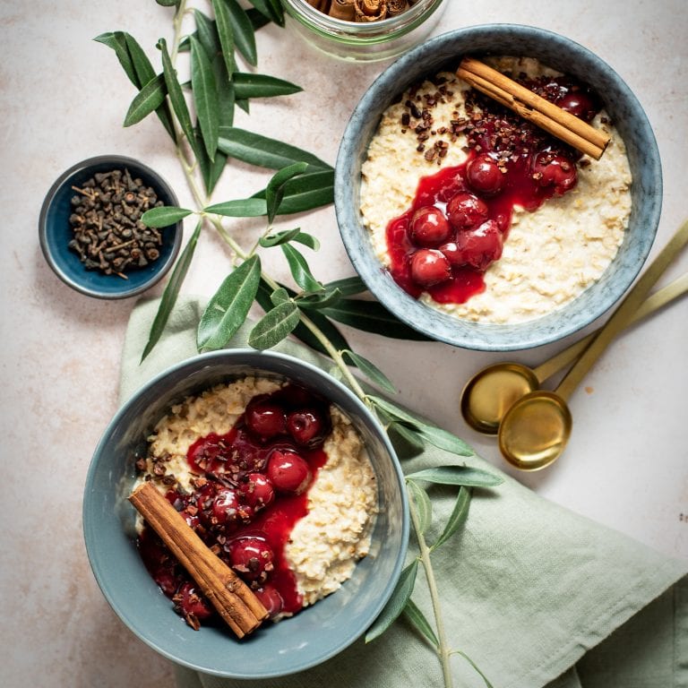 Porridge mit heissen Kirschen