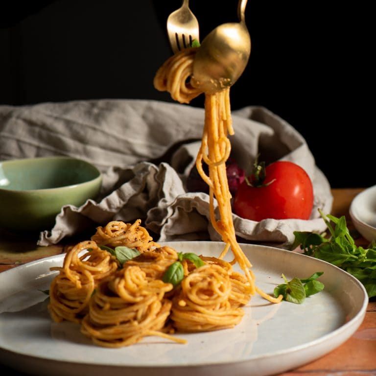 Spaghetti mit Zucchini Tomaten Sauce und Frischkäse