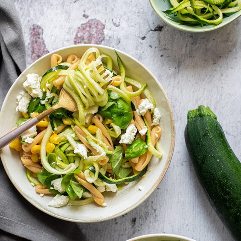 Zucchini Feta Nudelsalat mit Mais